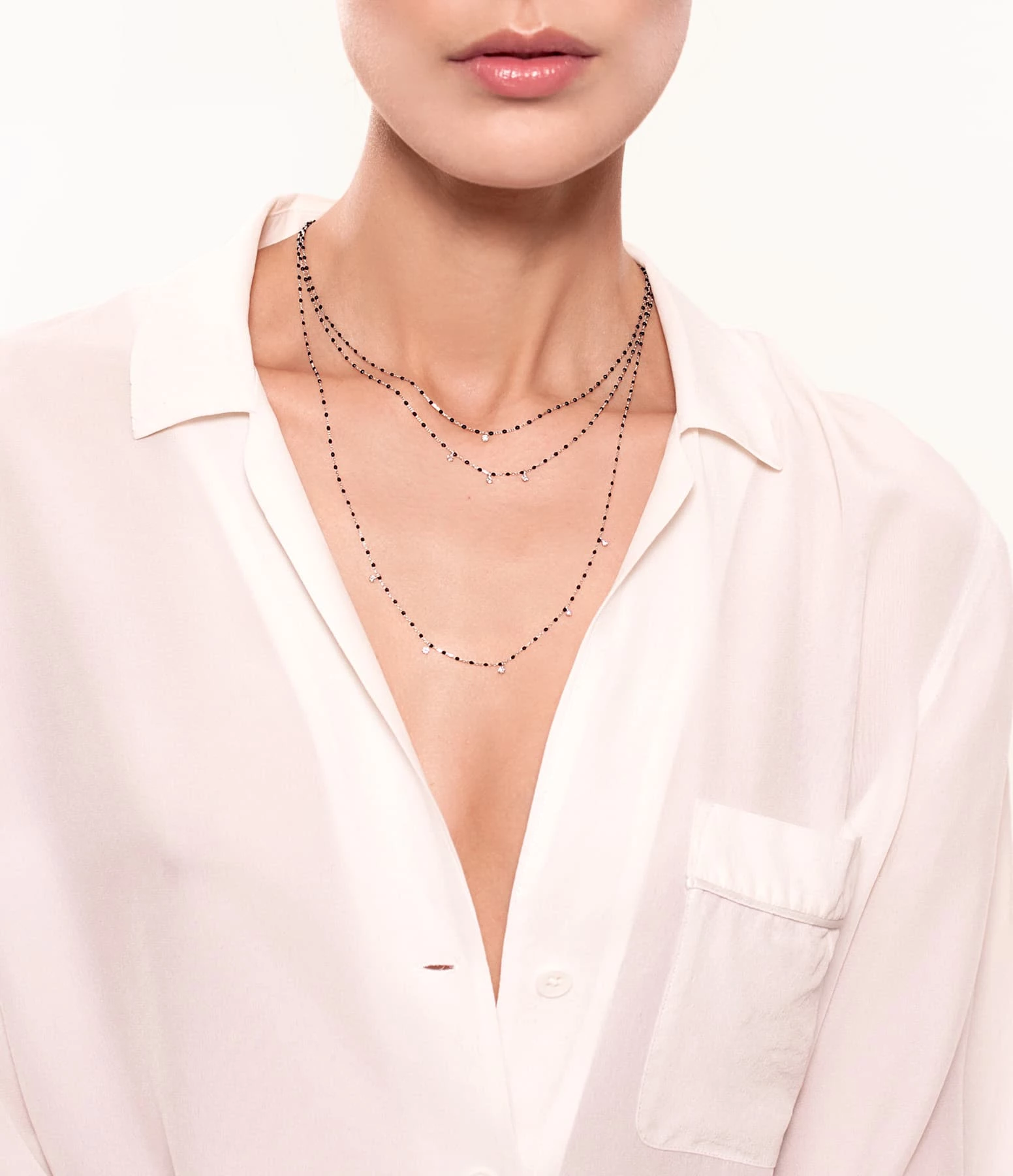 GIGI CLOZEAU Collier 5 Diamants Mini Perles Résine Or 12 GIGI CLOZEAU Collier 5 Diamants Mini Perles Résine Or – Image 10