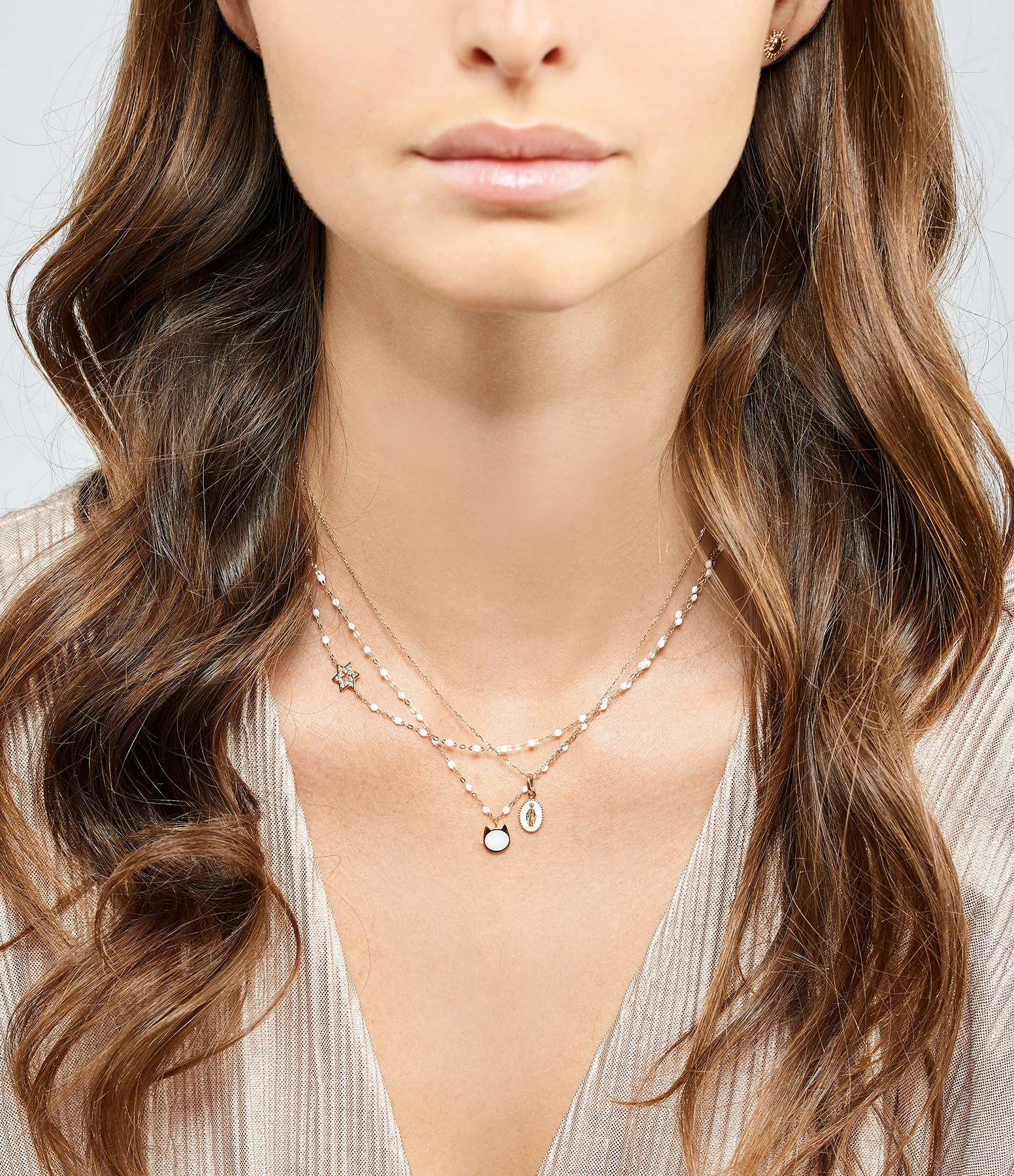 GIGI CLOZEAU Pendentif Médaille Madone Résine Or 11 GIGI CLOZEAU Pendentif Médaille Madone Résine Or – Image 9