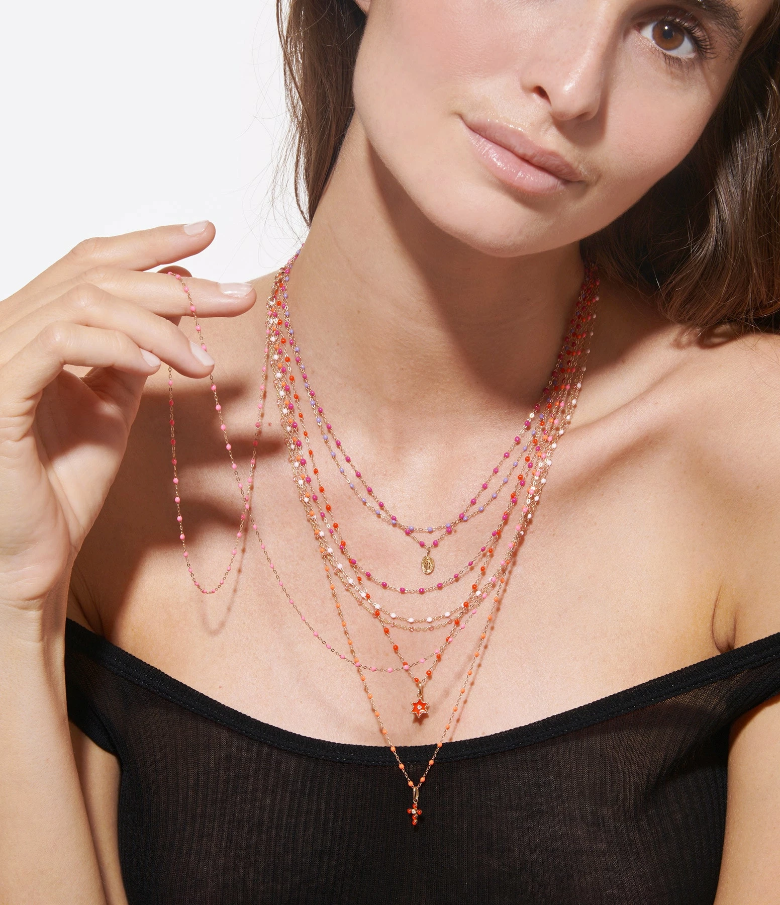 GIGI CLOZEAU Pendentif Croix Perlée Résine Diamants Or Rose 5 GIGI CLOZEAU Pendentif Croix Perlée Résine Diamants Or Rose – Image 3