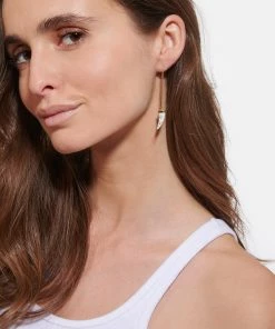 Isabel Marant Boucles D'oreilles Aimable Corne Écru 7 Isabel Marant Boucles D'oreilles Aimable Corne Écru -Boutique Gigi Clozeau imarb look20230104 276
